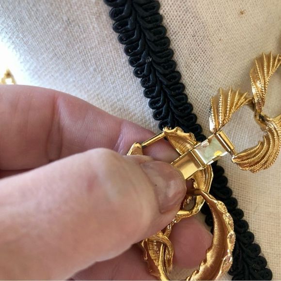 Napier 19” gold tone rib-groove-etched link signed w/Pat #4,774,743 - Picture 5 of 8